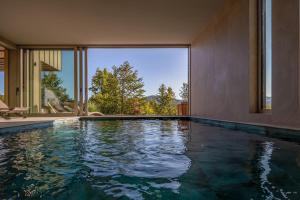 una piscina in una casa con una grande finestra di Villa Luiv Chalet a Mrkopalj