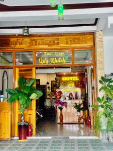 Una tienda frente a una tienda con flores. en Ngọc Nga Hotel en Phan Rang