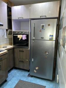 een keuken met een roestvrijstalen koelkast en een oven bij احمد عرابي المهندسين in Caïro