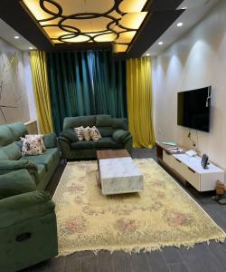 een woonkamer met een bank en een flatscreen-tv bij احمد عرابي المهندسين in Caïro