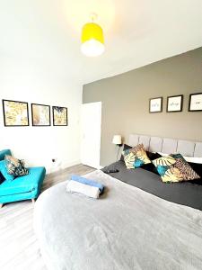sypialnia z 2 łóżkami i niebieską kanapą w obiekcie Cozy Studio in Angel (Islington) w Londynie