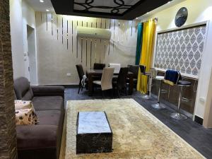een woonkamer met een bank en een tafel bij احمد عرابي المهندسين in Caïro