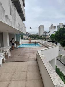 uma piscina no telhado de um edifício em Prince Apart vista P. Canto em Vitória