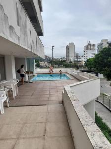 a swimming pool on the roof of a building at Apart na Praia do canto in Vitória