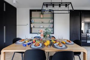 una mesa de comedor con platos de comida. en Sweet Inn - Regence en Bruselas