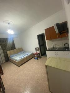 Habitación pequeña con cama y cocina en Ajsi Apartments, en Durrës