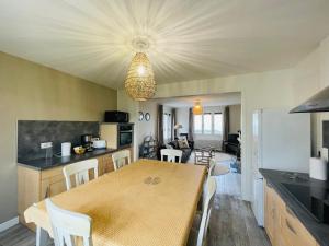 - une cuisine et une salle à manger avec une table et des chaises dans l'établissement Beach House 50, à Omonville-la-Rogue