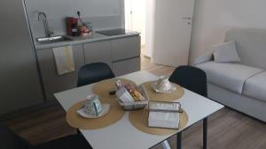 ein Wohnzimmer mit einem Tisch mit Essen drauf in der Unterkunft Welcome Appartamenti in Matera