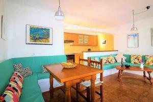 Kuchyňa alebo kuchynka v ubytovaní Sa Calma Beach House