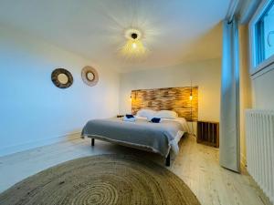 - une chambre avec un grand lit et un grand tapis dans l'établissement Beach House 50, à Omonville-la-Rogue