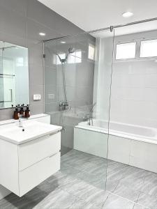 een badkamer met een bad, een wastafel en een douche bij Pool Villa by Clickme Home in Ban Mae Hom