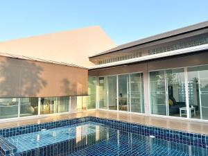 una piscina frente a una casa en Pool Villa by Clickme Home, en Ban Mae Hom