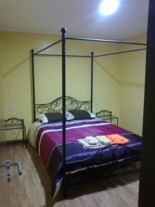 Schlafzimmer mit einem großen Bett mit Metallrahmen in der Unterkunft Casa da Mineira T1 in Geres