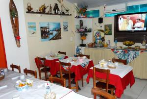 En restaurant eller et andet spisested på Pousada do Nei