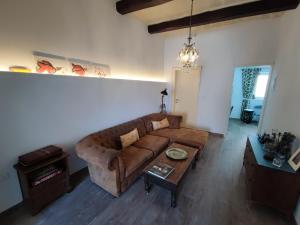 un soggiorno con divano marrone e tavolo di Double bedroom in St Julians in shared house a San Giuliano