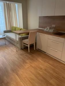 - une cuisine avec une table et un canapé dans une chambre dans l'établissement Festa Chamkoria Apartments, à Borovets