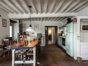 cocina con mesa de madera y nevera azul en Holiday Home La Pace, en Pescaglia