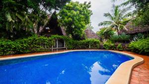 uma piscina em frente a um resort em Great Rustic Escape 3 bedroom Villa, Casuarina, Malindi em Malindi