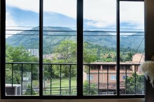 uma janela com vista para uma montanha em Confortable apartamento en Bello Ant. em Bello