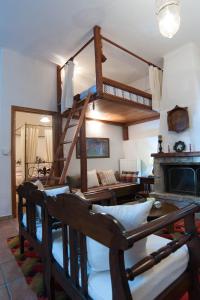 un soggiorno con letto a soppalco e camino di Nelfi's apartments I - Αράχωβα ad Aráchova Altre 14 foto