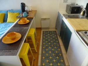A kitchen or kitchenette at Le Mail - studio cosy - proche centre -bord Vilaine-parking
