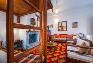 - un salon avec un canapé et une cheminée dans l'établissement Nelfi's apartments I - Αράχωβα, à Arachova