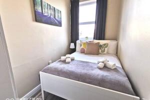 una camera da letto con un letto con due orsacchiotti sopra di Cosy Apartment near OConnell ST RELIABLE FAST WIFI a Dublino