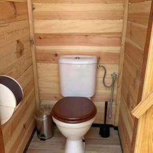 a small bathroom with a toilet in a cabin at TeePee OPPIDUM Praha-MotoFamily in Lhota