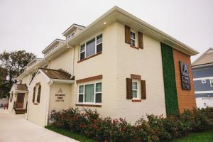 Una gran casa blanca con un cartel. en Ocean Lofts in the Vibe #6 - 5 min walk to beach, en Virginia Beach
