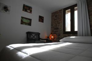 Postel nebo postele na pokoji v ubytování Casa rural rústica "EL COLMENAR" para parejas, familias o amigos a la montaña