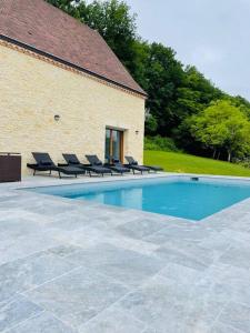 Kolam renang di atau dekat dengan Villa* Piscine* Vue sur château de Beynac