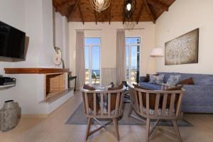 un soggiorno con divano e 2 sedie di Searocks Villas Exclusive Resort a Kalamáta