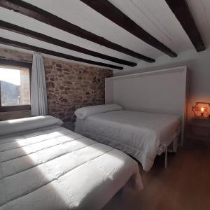 Postel nebo postele na pokoji v ubytování Casa rural rústica "EL COLMENAR" para parejas, familias o amigos a la montaña