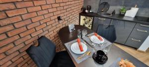 einen Tisch mit zwei Teller Essen drauf. in der Unterkunft Happy time together apartament z Jacuzzi in Wojkowice