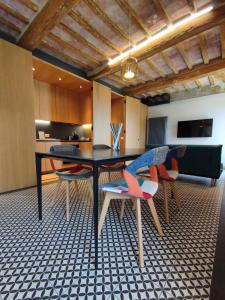 una sala da pranzo con tavolo e sedie di The View - Sunset & Relax - Suite - Appartamenti Vista Lago a Passignano sul Trasimeno