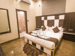 Postel nebo postele na pokoji v ubytování Hotel Pardesi,Har ki pauri Road Haridwar