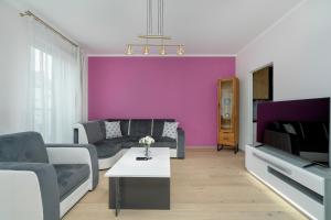 Гостиная зона в Apartment with Balcony and Free Parking in Poznań by Renters