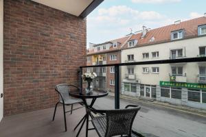 Фотография из галереи Apartment with Balcony and Free Parking in Poznań by Renters в Познани