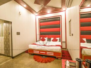 Postel nebo postele na pokoji v ubytování Hotel Pardesi,Har ki pauri Road Haridwar