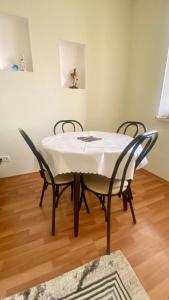 een tafel met twee stoelen en een wit tafelkleed erop bij 2х комнатная квартира на Айтиева in Taraz
