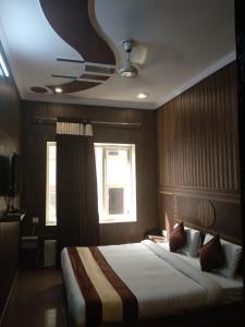 Postel nebo postele na pokoji v ubytování Hotel Pardesi,Har ki pauri Road Haridwar