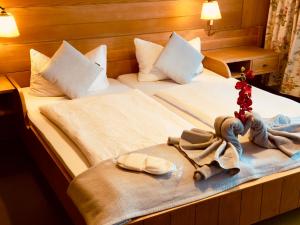 Postel nebo postele na pokoji v ubytování Hotel Restaurant Adler Stube