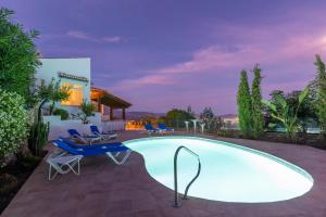 a swimming pool in the backyard of a villa at La Nuestra CaRo in Salobreña