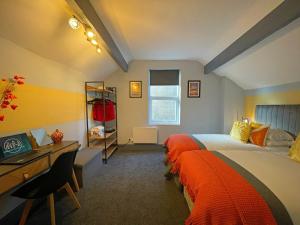 1 dormitorio con cama, escritorio y escritorio en Arena House - Sleeps 6, en Sheffield