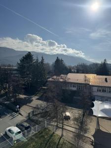 eine Luftansicht eines Gebäudes mit Bergen im Hintergrund in der Unterkunft Appartement de Romain in Annecy