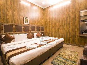 Postel nebo postele na pokoji v ubytování Hotel Pardesi,Har ki pauri Road Haridwar