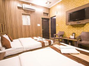 Postel nebo postele na pokoji v ubytování Hotel Pardesi,Har ki pauri Road Haridwar