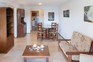 Departamento Vista Huapi في سان كارلوس دي باريلوتشي: غرفة معيشة مع أريكة وطاولة