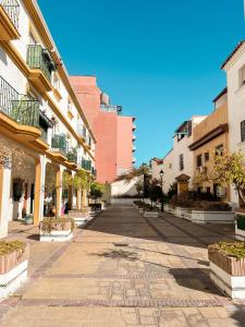 een lege straat in een stad met gebouwen bij Cozy apartment Bajondillo Sun&Beach in Torremolinos