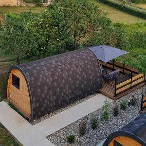 a pod with a table and an umbrella at Chez Fabien et Céline in Aunat